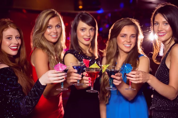 Pretty friends drinking cocktails together — Stock Photo, Image