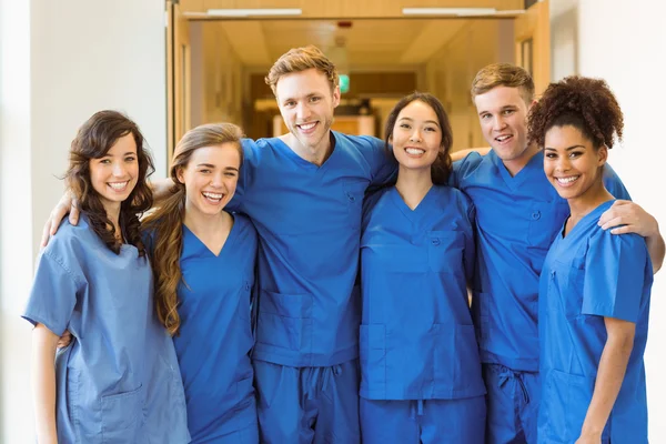 Φοιτητές ιατρικής που χαμογελά στη φωτογραφική μηχανή — Φωτογραφία Αρχείου