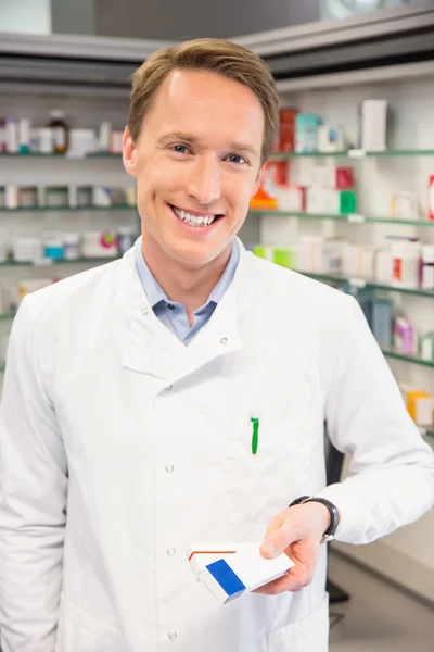 Szczęśliwy Farmaceuta posiadający pudełeczka leku — Zdjęcie stockowe