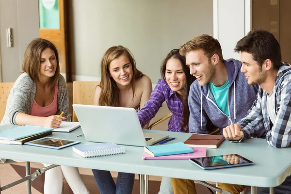 Smiling friends students using laptop — Stock Photo, Image