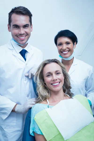 Стоматолог с ассистентом и пациенткой — стоковое фото