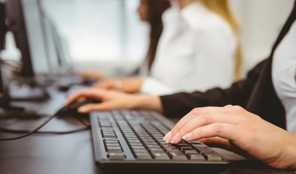 Primer plano de una mujer de negocios escribiendo en el teclado —  Fotos de Stock