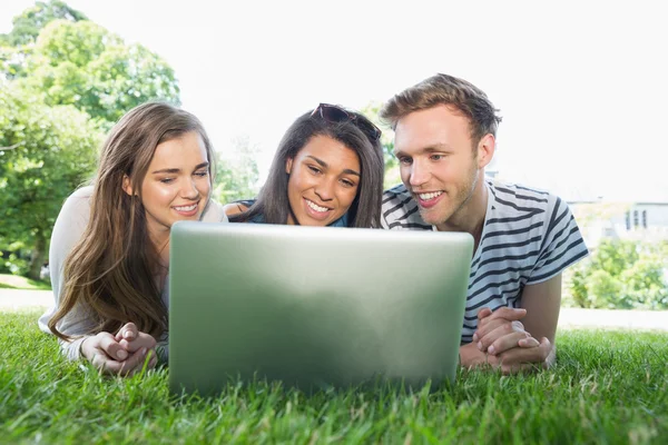 Estudantes felizes usando laptop fora — Fotografia de Stock