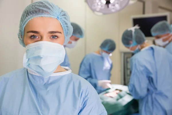 Medizinstudenten üben Chirurgie am Modell — Stockfoto