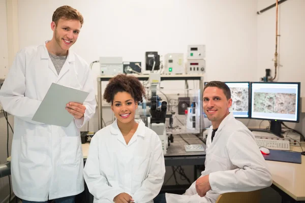 Biokemi studenter genom stora Mikroskop — Stockfoto