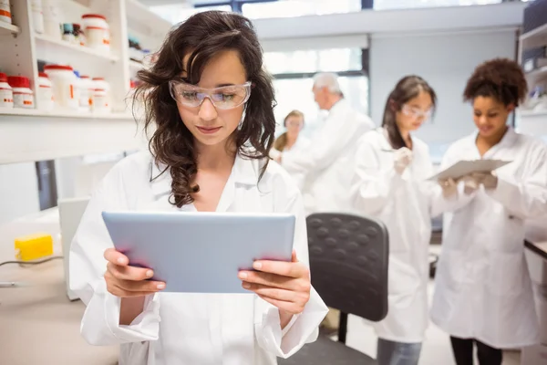 Naturwissenschaftsstudent schaut auf Tablet-PC — Stockfoto