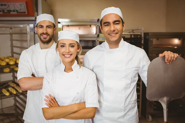 Bäckerteam lächelt in die Kamera — Stockfoto