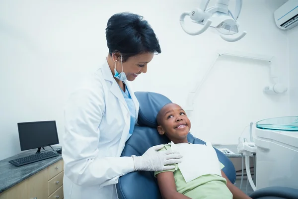 Sorridente dentista femminile esaminando i denti dei ragazzi — Foto Stock