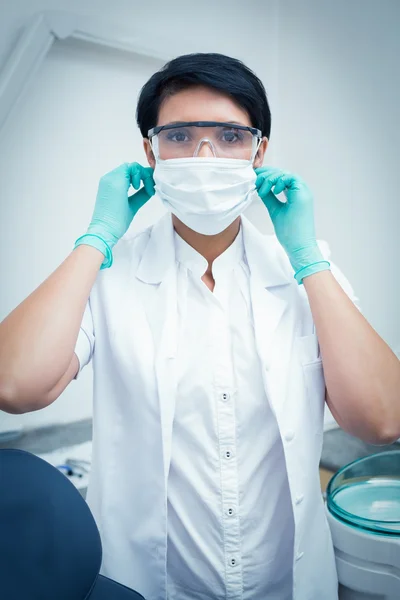 Dentista usando máscara cirúrgica e óculos de segurança — Fotografia de Stock