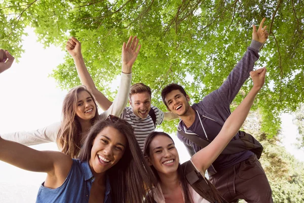 Glada studenter poserar och leende utanför — Stockfoto