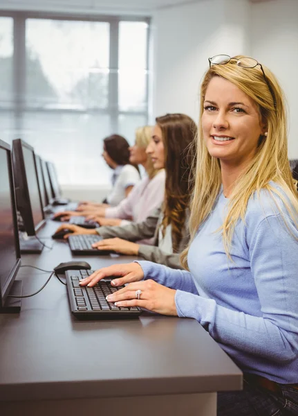 Gelukkige vrouw in computerlokaal — Stockfoto