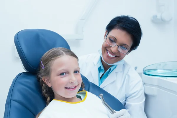Dentista feminino examinando dentes meninas — Fotografia de Stock