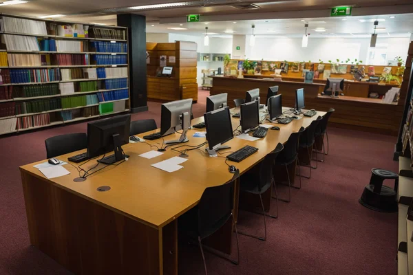 Computer desks in the library — Stock Photo, Image