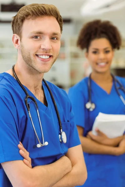 Jonge medische studenten glimlachen naar de camera — Stockfoto
