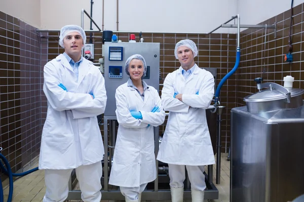 Biólogo equipe de pé sorrindo com os braços cruzados — Fotografia de Stock