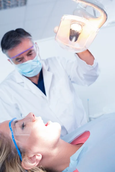 Tandarts onderzoeken een patiënten tanden — Stockfoto