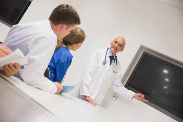 Medical professor teaching young students — Stock Photo, Image