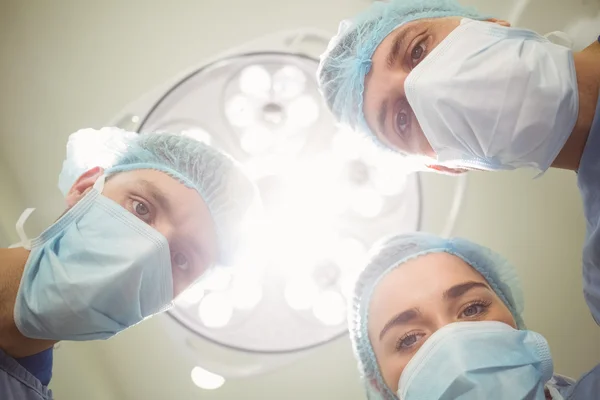 Команда хирургов, работающих вместе — стоковое фото