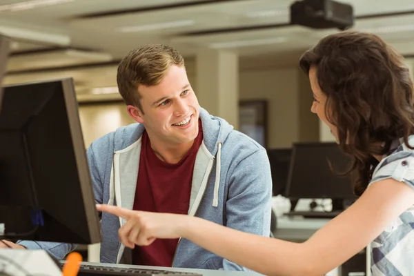 Klasgenoten samen te werken in de computerkamer — Stockfoto