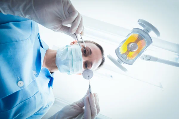 Női fogorvos, fogászati eszközök gazdaság sebészeti maszk — Stock Fotó