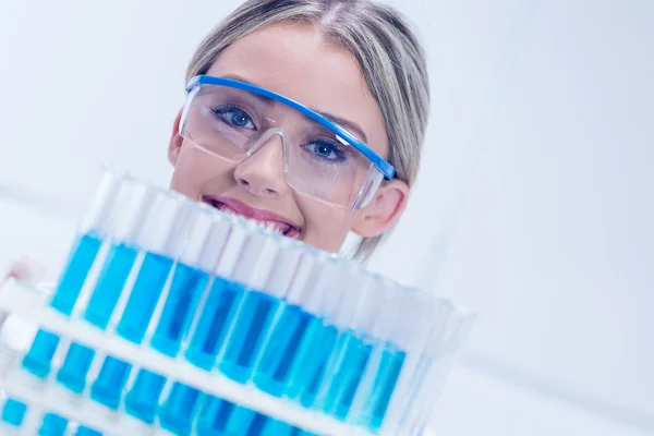 Science student houden lade van reageerbuisjes — Stockfoto