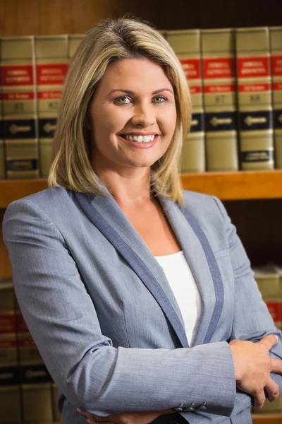 Avocat souriant à la caméra dans la bibliothèque de droit — Photo