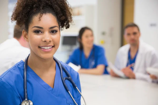 Estudiante de medicina sonriendo a la cámara durante la clase —  Fotos de Stock