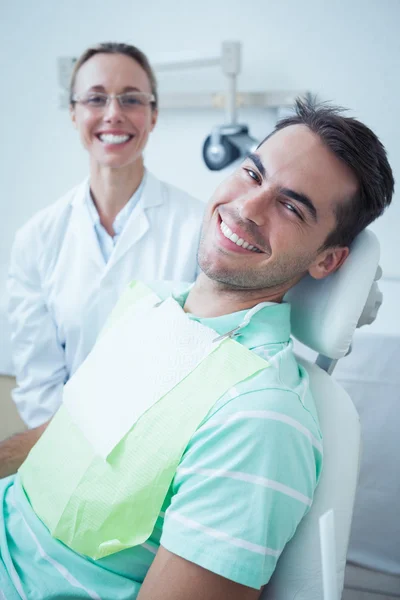 Sorridente giovane uomo in attesa di esame dentale — Foto Stock