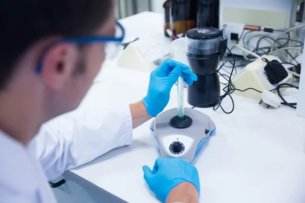 Close up van een chemicus met behulp van een centrifuge — Stockfoto