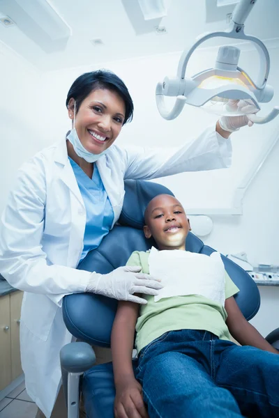男の子の歯を調べる女性歯科医 — ストック写真