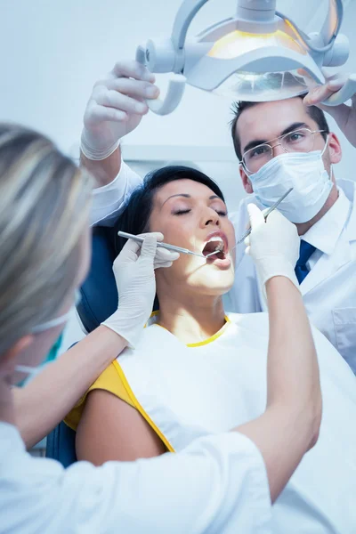 Odontólogo masculino con asistente — Foto de Stock