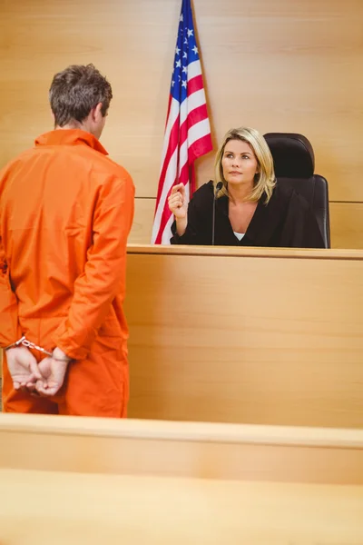 Judge and criminal speaking in front of the american flag — Stock Photo, Image