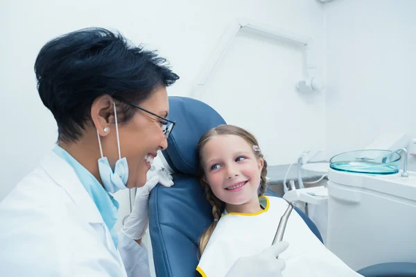 Dentiste féminine examinant les dents des filles — Photo