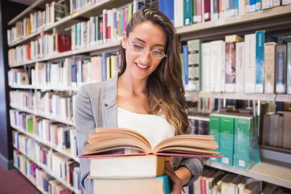 Mooie student lezen van boeken in bibliotheek — Stockfoto