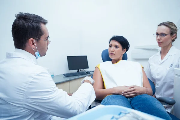 Dentista e assistente con paziente donna — Foto Stock