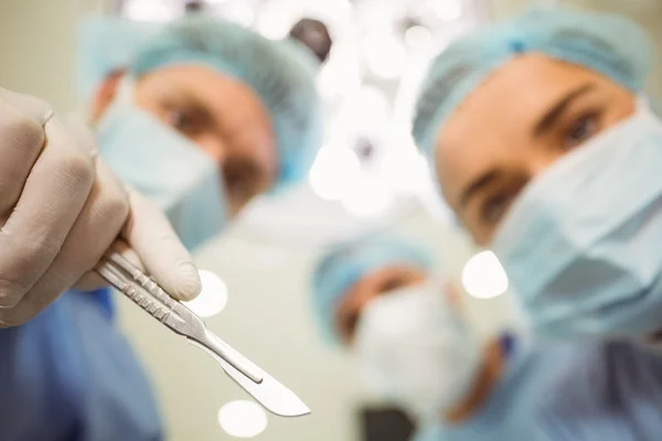 Jeunes chirurgiens tenant un scalpel — Photo