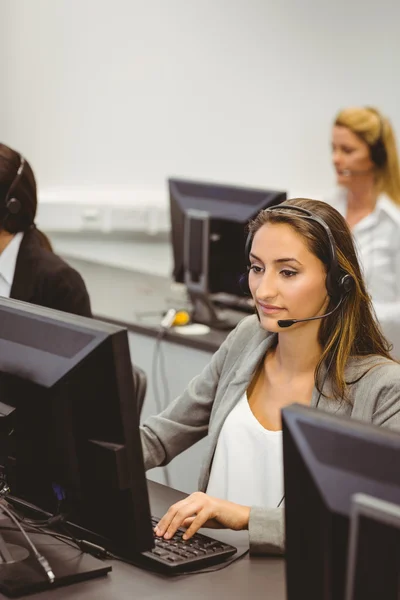 Agentes del centro de llamadas hablando con los auriculares — Foto de Stock