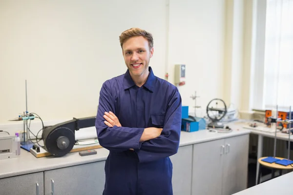 Estudiante de ingeniería sonriendo a la cámara —  Fotos de Stock