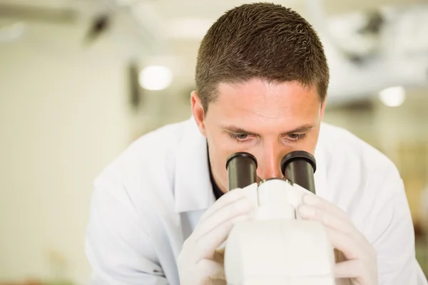 Jovem cientista que trabalha com microscópio — Fotografia de Stock