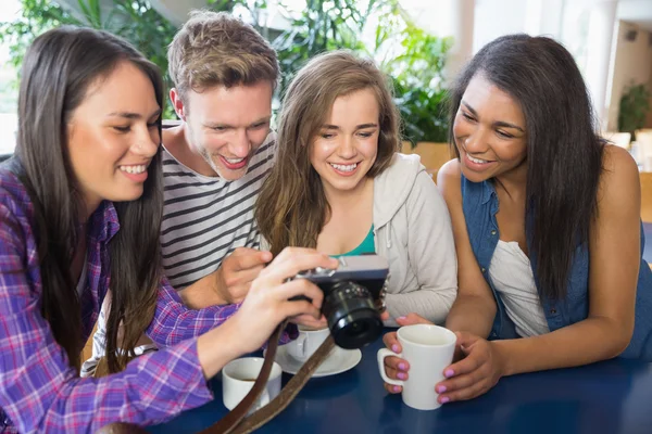 Jóvenes estudiantes mirando una cámara — Foto de Stock