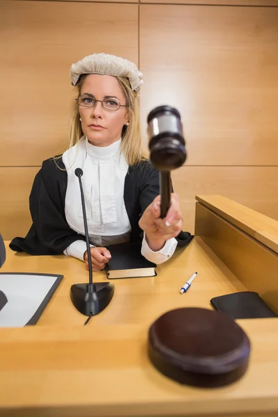 Stern judge banging her hammer — Stock Photo, Image