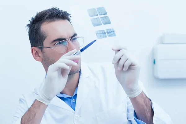 Zubař se dívá na rentgen — Stock fotografie
