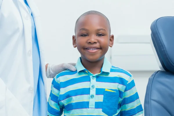 微笑的男孩站在裁剪牙医 — 图库照片