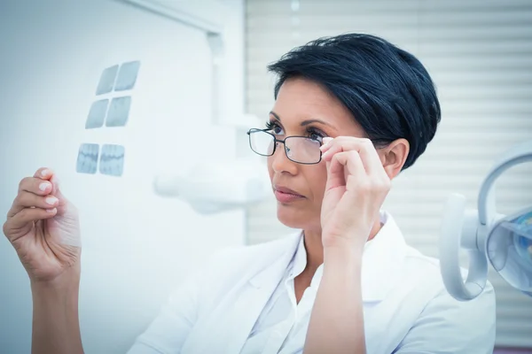 Dentista feminina olhando para raio-x — Fotografia de Stock