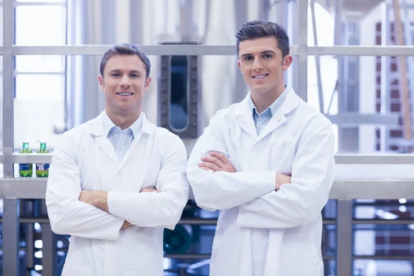 Equipe de cientistas sorrindo para a câmera com os braços cruzados — Fotografia de Stock