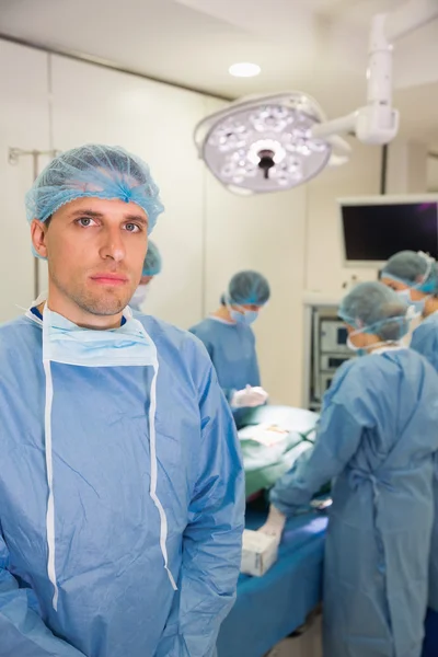 Студент-медик в хирургическом снаряжении — стоковое фото
