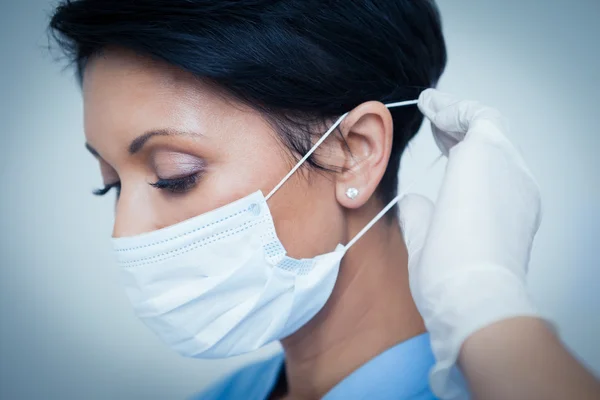 Odontóloga usando máscara quirúrgica —  Fotos de Stock