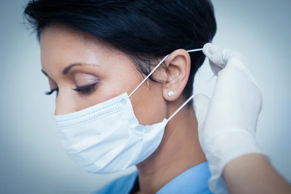 Dentista feminina usando máscara cirúrgica — Fotografia de Stock