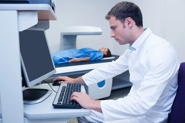 Läkare söker sin dator — Stockfoto