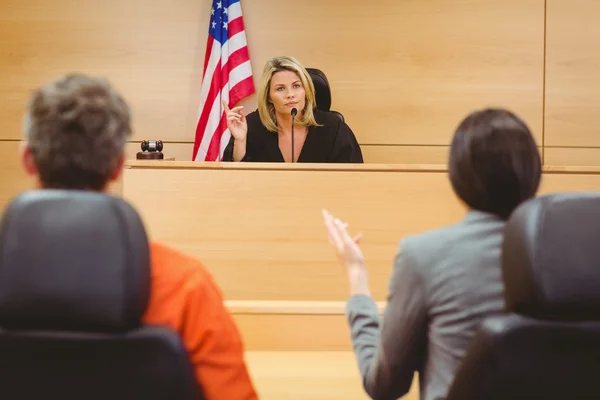 Juiz e advogado discutindo a sentença para prisioneiro — Fotografia de Stock